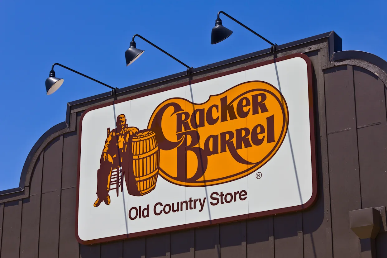 Cracker Barrel’s Bold New Logo Redefines Tradition and Sparks Heated Debate